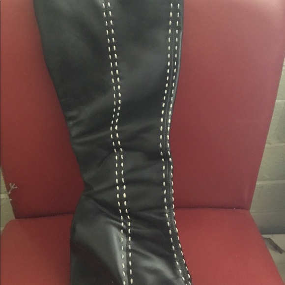 UGC- leather 👢boots. Great with any attire.🌺 - Picture 6 of 7